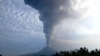 Gunung Soputan di Sulawesi Utara, erupsi sejak Minggu dini hari (16/12). Warga diminta waspada tetapi sejauh ini aktivitas masih normal (Courtesy: BNPB)