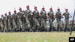 Des soldats défilent pour le jour de l'indépendance au Burundi, le 1er juillet 2015.