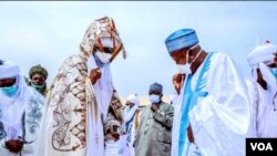 Sarkin Kano, Alhaji Aminu Ado Bayero Lokacin Da Yake Gaisawa Da Gwamnan Kano Abdullahi Umar Ganduje a Filin Idi