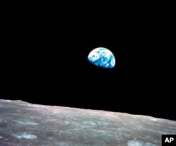 ARSIP – Foto yang diambil tanggal 24 Desember 1968 disediakan oleh NASA menunjukkan planet bumi di latar belakang permukaan bulan selama misi Apollo 8.