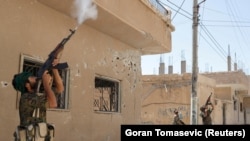 Borci Jedinica za zaštitu naroda oborili su dron kojim su upravljali militanti ISIS-a u Raqqi, Sirija, 16. juna 2017. (Foto: Reuters/Goran Tomašević)
