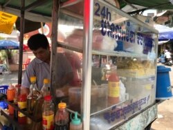 លោក យ៉ាន ស្វាន កំពុងឈរឆាមីនៅកែងមន្ទីរពេទ្យព្រះកេតុមាលា រាជធានីភ្នំពេញ នៅថ្ងៃទី២៥ ខែមីនា ឆ្នាំ២០២០។ (កាន់ វិច្ឆិកា/VOA Khmer)