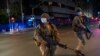 Les forces de sécurité sud-africaines patrouillent dans le centre-ville de Johannesburg, en Afrique du Sud, le vendredi 27 mars 2020, pendant le confinement visant à limiter la propagation du nouveau coronavirus.