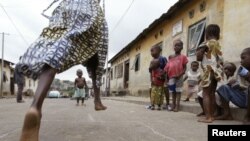 Des enfants jouent dans une rue d’Abidjan, Côte d’Ivoire, 16 juin 2005.