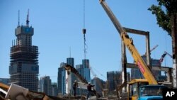 中国工人在北京商业区修建新建筑。（2015年6月30日）