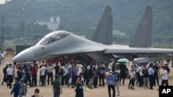 Posetioci posmatraju avion za elektronsko ratovanje J-16D kineske vojske tokom aeromitinga, 29. septembra 2021. u Zhuhaiju, Kina. 