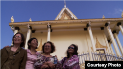 សាស្ត្រាចារ្យ នូវ លក្ខិណា និង​ស្ត្រី​បីនាក់នៃ​ខ្សែភាពយន្ត​ឯកសារ "Daze of Justice" នៅ​វត្ត​ព្រះពុទ្ធ​មួយ​កន្លែង។ (រូបភាព​ផ្តល់​ឲ្យលោក Michael Siv) 