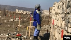 Cocuq Mərcanlı kəndi, mina təmizləyən (Arxiv foto, Mənbə: VOA)
