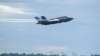 Arhiva - Borbeni avion F-35, u vlasništvu Mornarice SAD, polijeće sa aerodroma na Floridi, 16. septembra 2016.