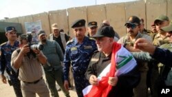حیدر العبادی، صدراعظم عراق، به شهر موصل رفته تا از پیروزی قوای آن کشور در برابر تندروان داعش، جشن بگیرد