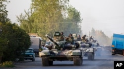 Setelah meningkatnya pertempuran antara Azerbaijan dan Armenia, tank-tank Azerbaijan bergerak menuju Agdam, Azerbaijan. (Foto: dok.)