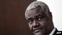 Le président de la Commission de l'Union africaine (UA), Moussa Faki, s'adresse à la presse à l'issue d'un entretien avec le président de la République centrafricaine à Bangui, le 18 septembre 2018.