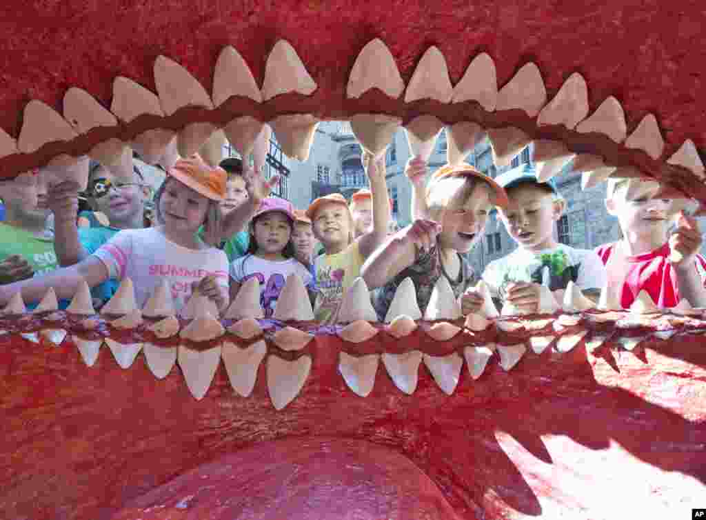 Anak-anak TK memperhatikan model mulut raksasa hiu Megalodon purba di Museum Sejarah Alam di Schleusingen, pusat kota Jerman. 