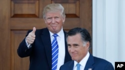 លោកត្រាំជួប​លោក Mitt Romney (ខាងស្តាំ) និង​បេក្ខជន​មួយ​ចំនួន​ទៀត ស្រប​ពេល​លោក​កំពុង​បង្កើត​រដ្ឋបាល​របស់​លោក។