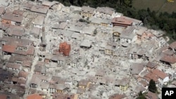 Photo aérienne du village de Amatrice, dans le centre de l' Italie, après le séisme, le 24 août 2016. (AP Photo/Gregorio Borgia)