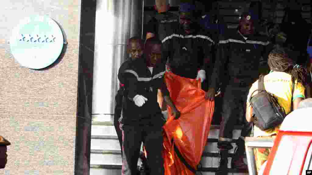 Les forces de sécurité et les sécouristes emportent le corps d'une victime de la prise d'otages par des juhadistes à l'hôtel Radisson, à Bamako, Mlali, 20 novembre 2015.