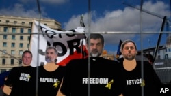 Портрети заарештованих каталонських політиків на демонстрації протесту в Барселоні 18 лютого 2018 р.