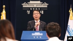 한국 청와대의 윤영찬 국민소통수석이 지난해 춘추관 대브리핑실에서 브리핑을 하고 있다.(자료사진)