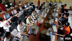 Para remaja Tiongkok menggunakan komputer untuk mengakses internet di sebuah Internet cafe di Beijing (foto: dok). Tiongkok mempunyai jumlah pengguna internet terbesar di dunia.