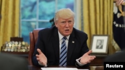 Presiden Donald Trump saat diwawancarai oleh Reuters di Gedung Putih, Washington DC, 27 April 2017. (REUTERS/Carlos Barria).