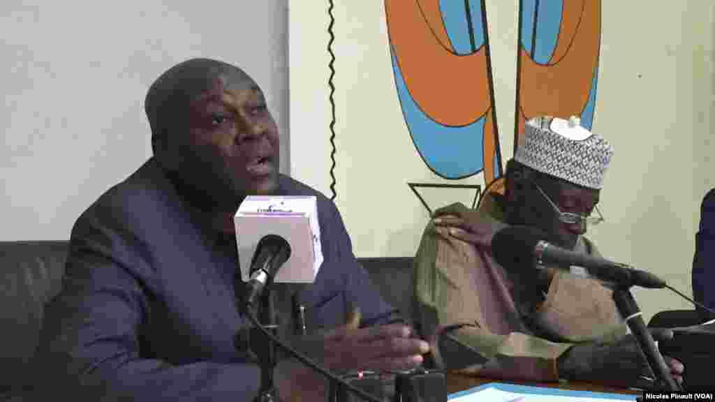 Conférence de presse du Moden Lumana Africa, Niamey, Niger, 16 février 2016. Le parti de Hama Amadou se défend de manipulation après la saisie de milliers de bulletins spécimens par la douane. Fabriqués au Ghana par le parti politique, le Moden Lumana affirme qu'ils devaient servir a éduquer les militants pour le vote et non pour frauder.