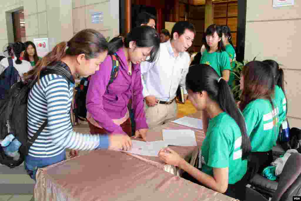 អ្នក​ចូលរួម​កំពុង​ចុះ​ឈ្មោះ​ក្នុង​វេទិកា​​សាធារណៈ​ដែល​ពិភាក្សា​អំពី​ការ​អភិវឌ្ឍ​ប្រកប​ដោយ​ចីរភាព នៅ​​មជ្ឈមណ្ឌល​សហប្រតិបត្តិការ​កម្ពុជា​ ជប៉ុន​ កាល​ពី​ថ្ងៃ​សៅរ៍ ទី​២៣ ខែ​សីហា ឆ្នាំ​២០១៤។ (នូវ ពៅលក្ខិណា VOA)​