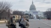 Para tentara dari Garada Nasional berjaga di depan Gedung Kongres, di Washington, D.C, Kamis, 14 Januari 2021.