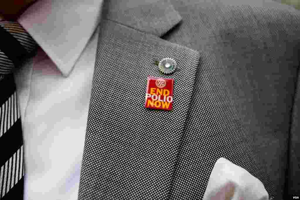 An employee of the Egyptian Health Ministry at a recent polio vaccination campaign event wears an &quot;End Polio Now&quot; pin, Cairo, Nov. 17, 2013. (Yuli Weeks for VOA)