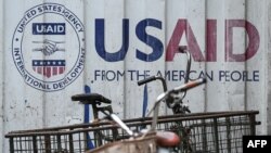 ស្លាកសញ្ញារបស់ USAID នៅ​ក្នុង​ទីក្រុង​ម៉ានីល ប្រទេស​ហ្វីលីពីនកាលពីថ្ងៃទី​០៤ កុម្ភៈ ឆ្នាំ២០២៥។
