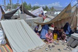 Afganistanske porodice koje su raseljene zbog borbi između talibana i afganistanskih snaga nalaze se u privremenom skloništu na tržnici u Mihtarlamu, glavnom gradu provincije Laghman.