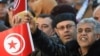 Les Tunisiens font flotter des drapeaux sur l'avenue de Habib Bourguiba, le 14 janvier 2018. 