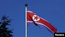 Bendera Korea Utara berkibar di tiang kapal di Misi Permanen Korea Utara di Jenewa, 2 Oktober 2014. (Foto: REUTERS/Denis Balibouse)