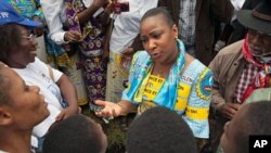 Photo d'archives (17 octobre 2010): La première dame de la RDC, Marie-Olive Lembe Kabila (au milieu) discutant avec des femmes de l'Est de la RDC lors de la Marche mondiale des femmes de Bukavu.