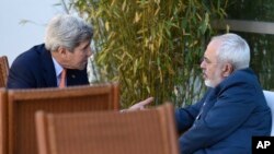 U.S. Secretary of State John Kerry, left, talks with Iranian Foreign Minister Mohammad Javad Zarif in Geneva, Switzerland, May 30, 2015. 