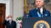 Presidenti Joe Biden flet për daljen në pension të gjyqtarit të asociuar të Gjykatës së Lartë, Stephen Breyer, majtas, në dhomën Roosevelt të Shtëpisë së Bardhë në Uashington, të enjten, 27 janar 2022. (AP Photo/Andrew Harnik)