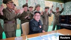 북한 노동신문이 지난 6월 '중장거리 전략탄도로케트 화성-10'(무수단 미사일) 시험발사 성공 소식을 게재하며 관련 사진을 수십장 공개했다. 미사일 발사를 지켜보는 김정은 노동당 위원장과 군 간부들이 환호하고 있다.