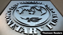 Le logo du FMI vu à l'extérieur de son siège à Washington aux Etats-Unis.