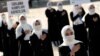 Para perempuan etnis Uighur melakukan protes menentang penindasan China di Xinjiang, dalam aksi di Istanbul, Turki (foto: dok). 