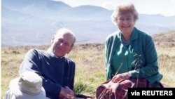 Mendiang Pangeran Philip (kiri) dan Ratu Inggris Elizabeth II dalam sebuah acara pada tahun 2003 (foto: dok). 