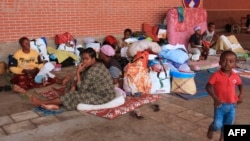 Des familles de migrants et de réfugiés dans un camp de fortune à Mamoudzou, Mayotte, le 16 juin 2016.