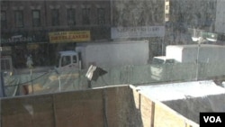 Konstruksi jalur kereta bawah tanah di sepanjang Second Avenue, Manhattan, New York City, ini dipandang warga dan pemilik bisnis merugikan mereka.