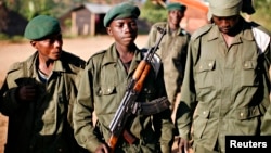 Un enfant soldat (C), connu sous le nom «kadogo», qui signifie «petit» en swahili, à Kanyabayonga, en RDC, le 17 Novembre 2008.
