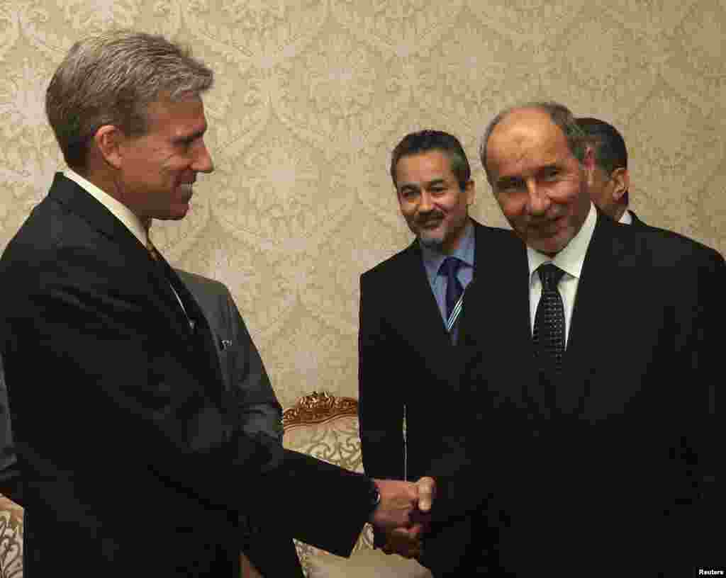 AQSh elchisi Jon Kristofer Stivens Tripolida Liviya Muvaqqat boshqaruv kengashi raisi Mustafo Abdul Jalil bilan ko&#39;rishmoqda. 2012-yilning 7-iyuni.
