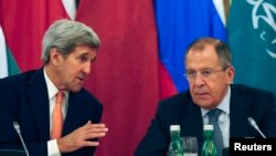 លោក​ John Kerryរដ្ឋ​មន្ត្រី​ការបរទេស​ស.រ.អា. (រូប​ឆ្វេង) និយាយ​ទៅ​កាន់​លោក Segei Lavrov ​រដ្ឋ​មន្ត្រី​ការបរទេស​រុស្សី​ ក្នុង​ពេល​ថត​រូប​ មុន​កិច្ចប្រជុំ​នៅ ក្នុង​ទីក្រុង​វីយែន (Vienna) ប្រទេស​អូទ្រីស កាលពី​ថ្ងៃទី៣០ ខែតុលា ឆ្នាំ២០១៥។