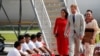 Mwana wa Mfalme Harry akiwa na mke wake Meghan.