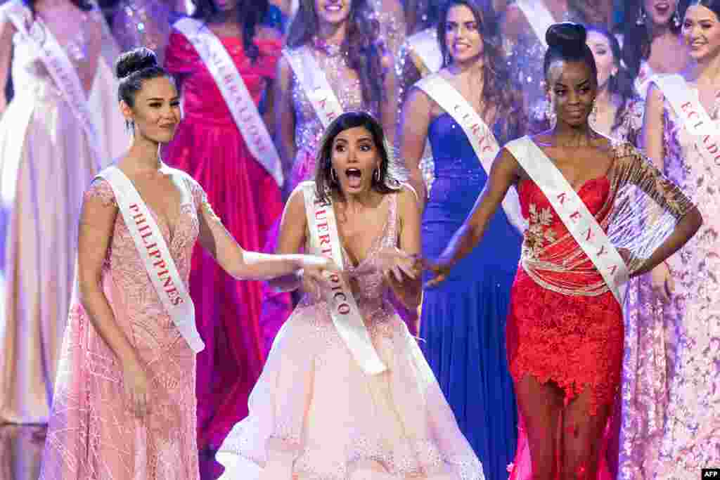 បវរកញ្ញា​ Puerto Rico នាង Stephanie Del Valle (កណ្តាល) បង្ហាញ​ក្តី​រំភើប​ បន្ទាប់​ពី​ឈ្នះ​ការ​ប្រកួត​បវរកញ្ញា​ពិភពលោក​ឆ្នាំ​២០១៦ នៅ​ឯ​មជ្ឈមណ្ឌល​ MGM National Harbor ក្នុង​ក្រុង Oxon Hill រដ្ឋ Maryland សហរដ្ឋអាមេរិក កាល​ពី​ថ្ងៃ​ទី១៨ ខែ​ធ្នូ ឆ្នាំ​២០១៦។&nbsp;