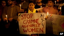 Remaja India memegang lilin dalam unjuk rasa memprotes kekerasan seksual terhadap perempuan di New Delhi, 9 Februari 2015.