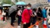 数百名市民3月4日到西九龙裁判法院大楼外，声援被控串谋颠覆国家政权罪的47名民主派人士 （美国之音/汤惠芸）