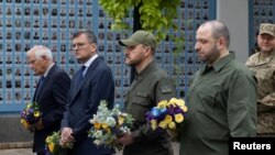 Министерот за надворешни работи Кулеба вели: „Не чувствуваме дека американската поддршка е скршена“, откако договорот за буџетот на САД ја отстрани финансиската поддршка