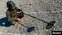 Seorang tentara Afghanistan menjalani pelatihan untuk mendeteksi ranjau darat (foto: dok). Sebanyak 15 pekerja anti-ranjau Afghanistan diculik kawanan bersenjata Jumat (1/4) malam. 